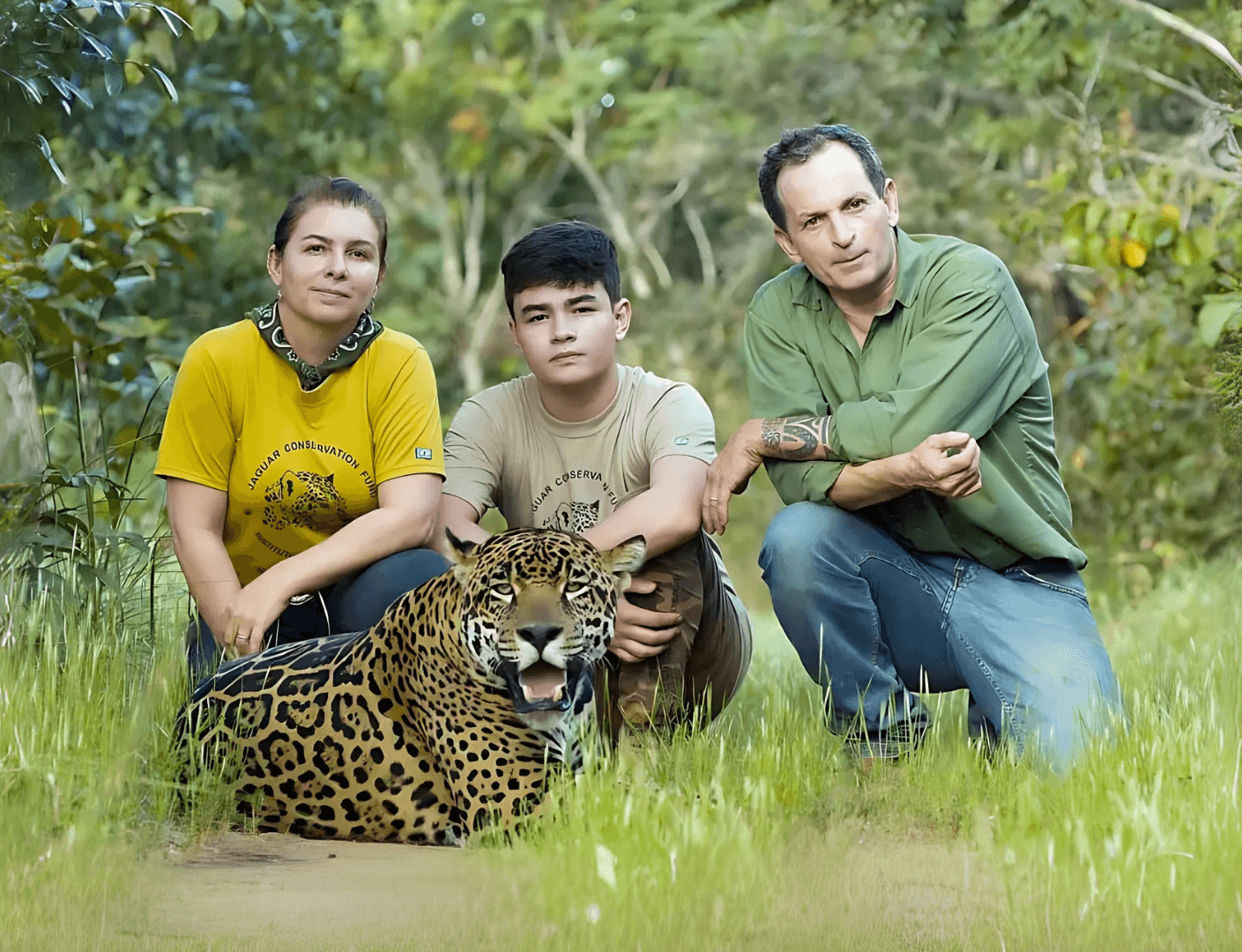 Equipe do Instituto Onça-Pintada reunida em campo